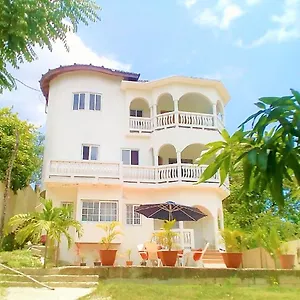 Annie's White House On The Hill Apartment